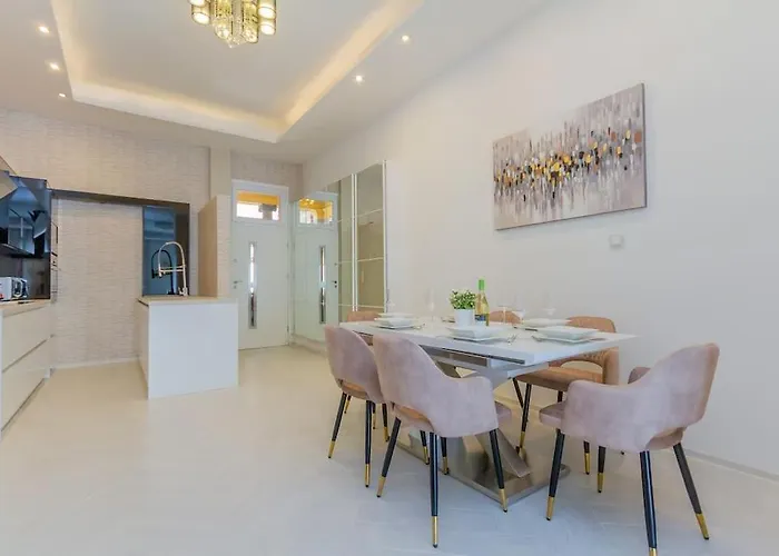 Apartman The Opulent Oasis By Newave *